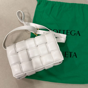 보테가베네타 패딩 카세트백 화이트