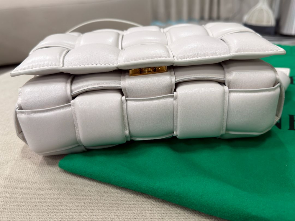 보테가베네타 패딩 카세트백 화이트--1