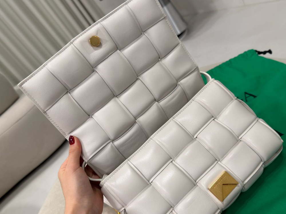 보테가베네타 패딩 카세트백 화이트--3