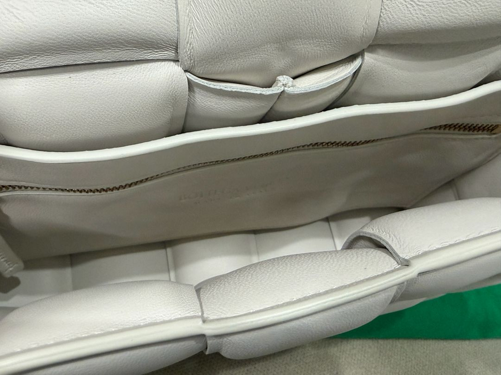 보테가베네타 패딩 카세트백 화이트--4