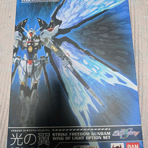 메탈빌드 스트라이크 프리덤 빛의날개 팝니다.