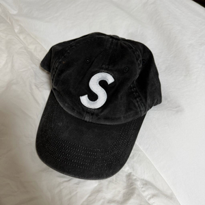 슈프림 피그먼트 코티드 S 로고 6-패널 블랙 - 25SS