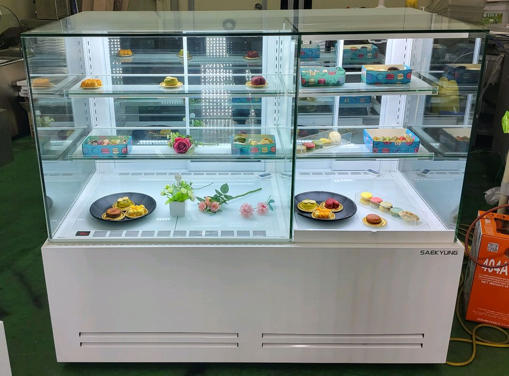 카페용 명품 콤비 듀얼 마카롱 샌드위치 케잌 베이커리 디저트 냉동냉장 쇼케이스 앞문형 화이트 저온콤프 이미지