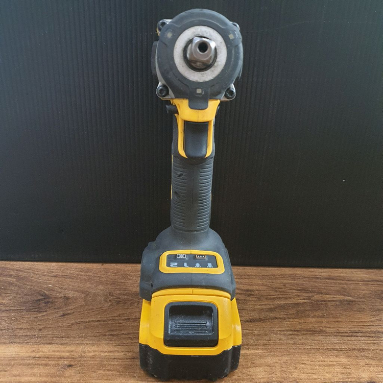 디월트 충전 임팩 렌치 DCF922 배터리포함--1