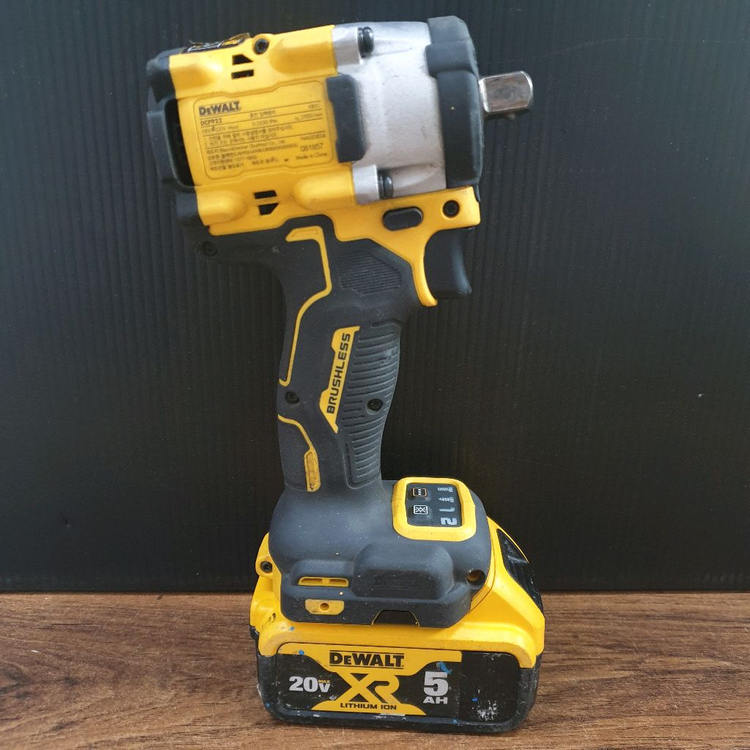 디월트 충전 임팩 렌치 DCF922 배터리포함--2