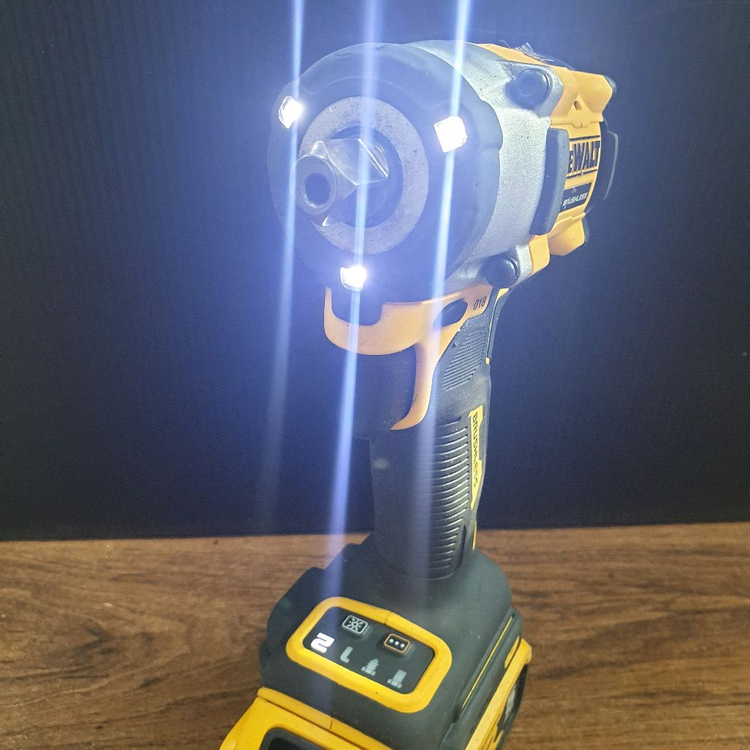 디월트 충전 임팩 렌치 DCF922 배터리포함--4