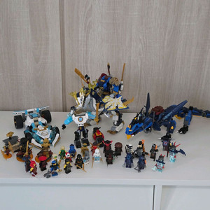 레고 닌자고 피규어와 드래곤 등입니다