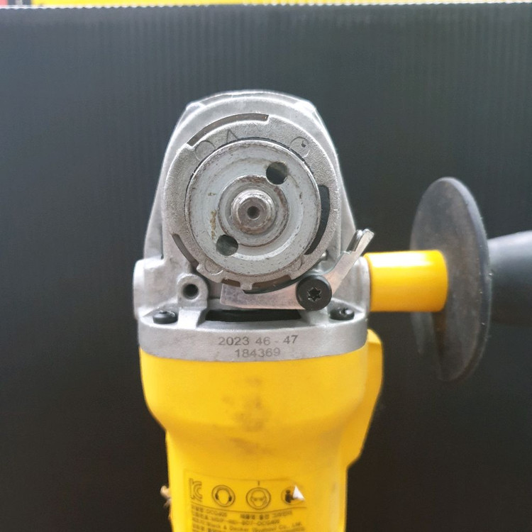디월트 충전그라인더 DCG405 20V P1 5인치 배터리 포함 이미지