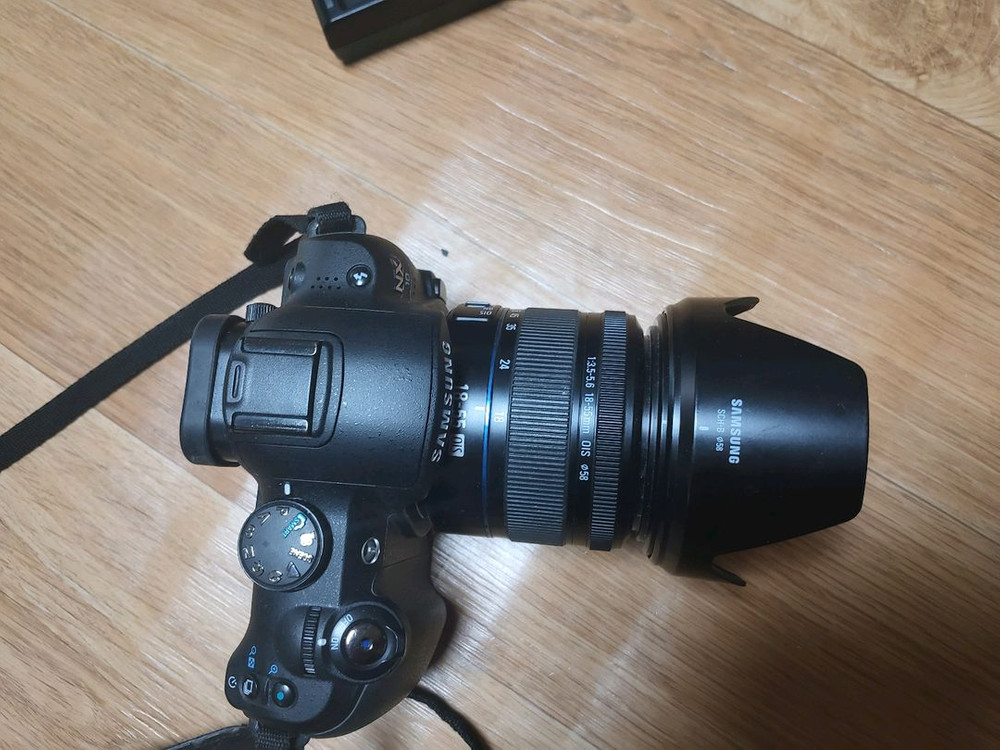 삼성 NX10 카메라와 18-55mm 렌즈--1