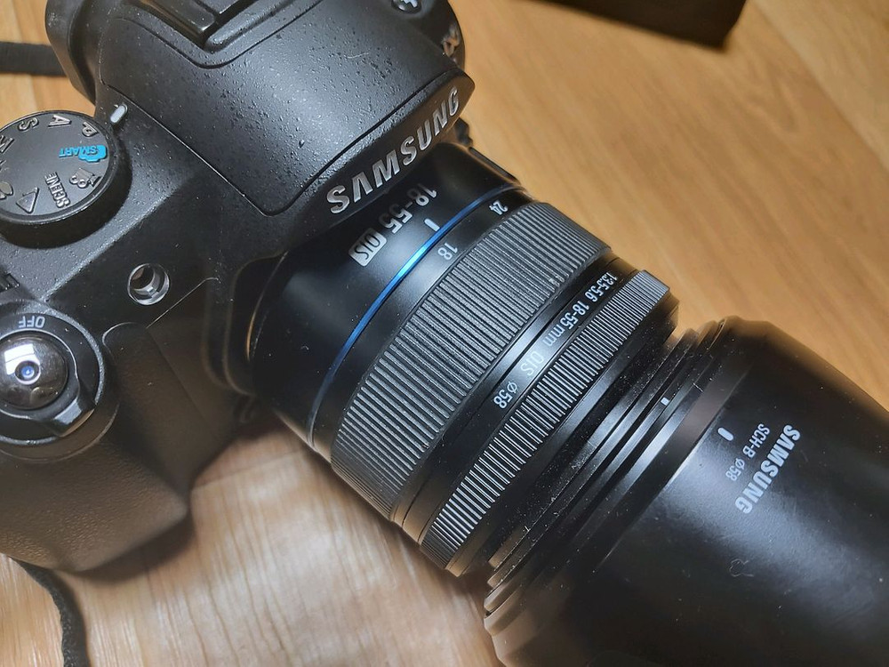 삼성 NX10 카메라와 18-55mm 렌즈--2