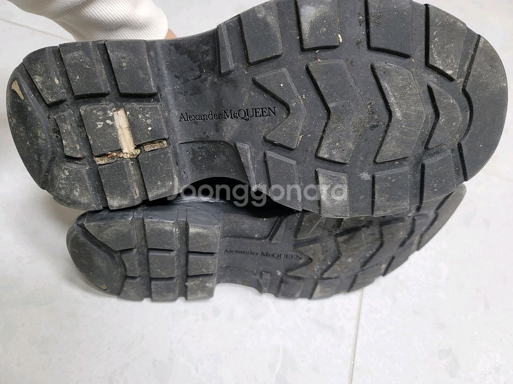 알렉산더맥퀸 트레드슬릭 하이탑 스니커즈 45표기 290사이즈--5