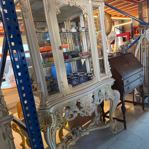 로코코 스타일 화이트 장식장