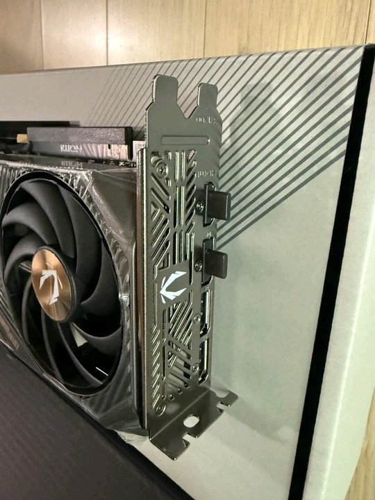 ZOTAC RTX 5070 12GB--2