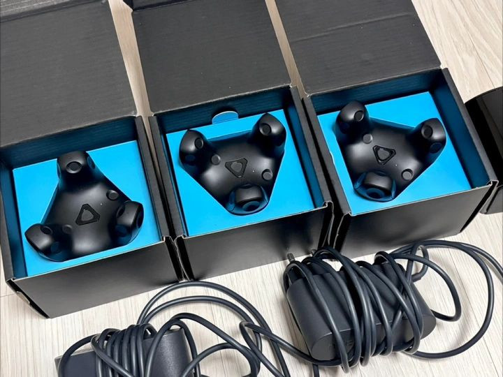 VIVE 3.0 트래커 3개 + 베이스스테이션 2.0 2개 일괄--1