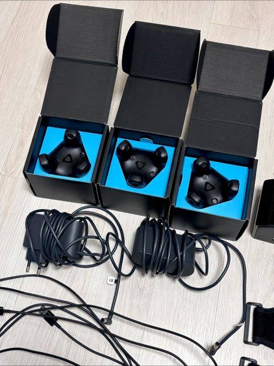 VIVE 3.0 트래커 3개 + 베이스스테이션 2.0 2개 일괄--2