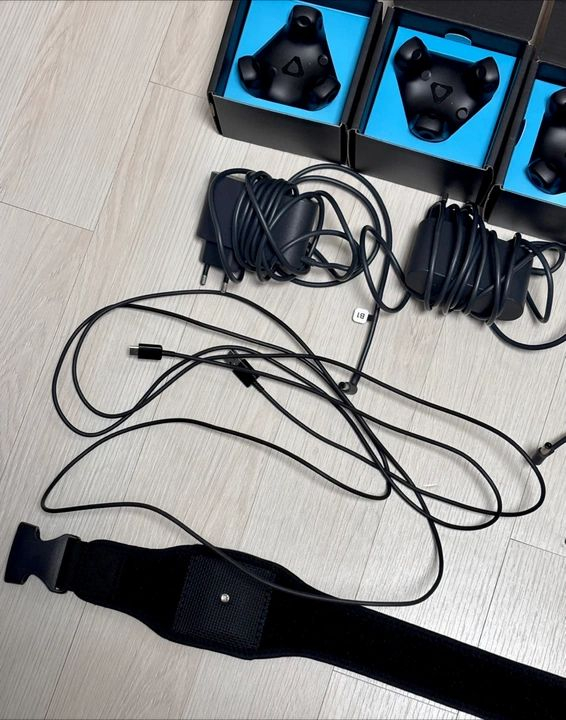 VIVE 3.0 트래커 3개 + 베이스스테이션 2.0 2개 일괄--3