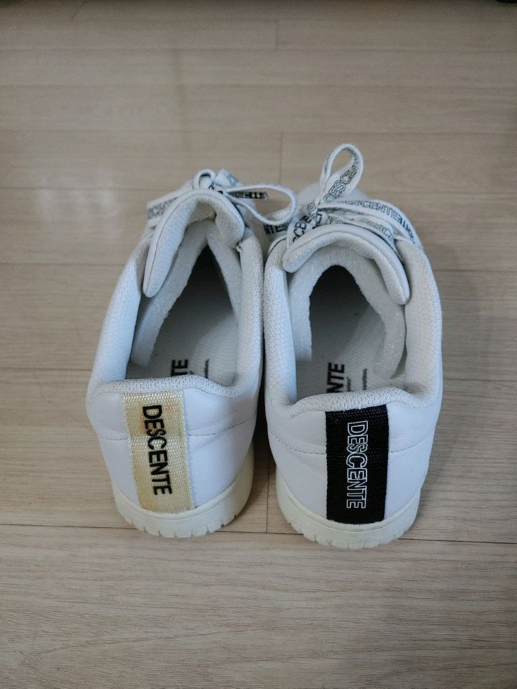 데상트 흰색 운동화 /245 이미지