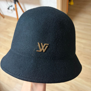 모던 클로슈 햇 사틴 골드 로고 타입 109L 블랙