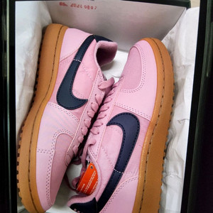 나이키 우먼 스니커즈 FZ5593 600. 245사이즈