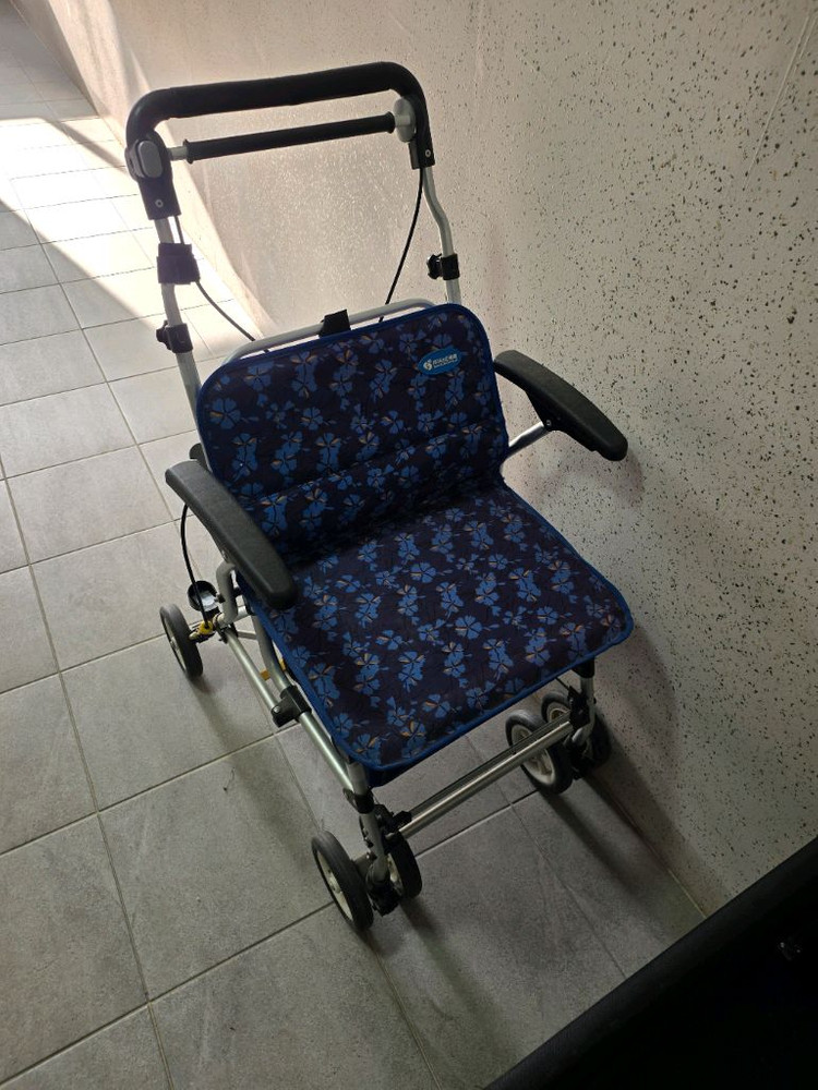 쇼파, 책상, 자전거 거치대, 스탠드 조명, 보행기구, 캐리어--1