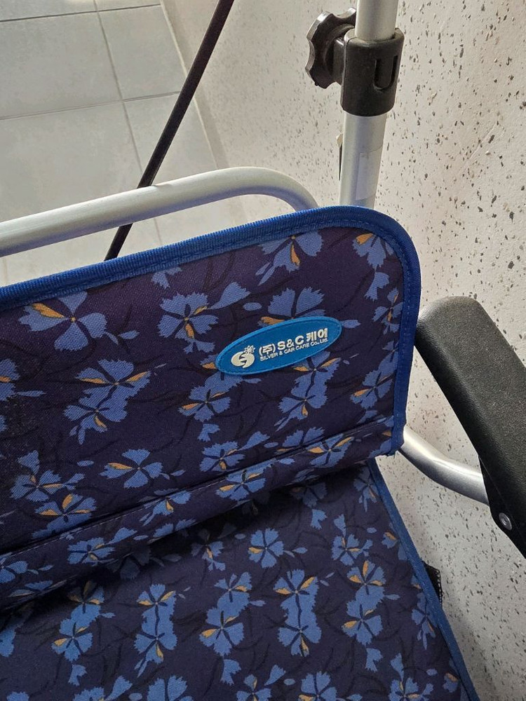 쇼파, 책상, 자전거 거치대, 스탠드 조명, 보행기구, 캐리어--2