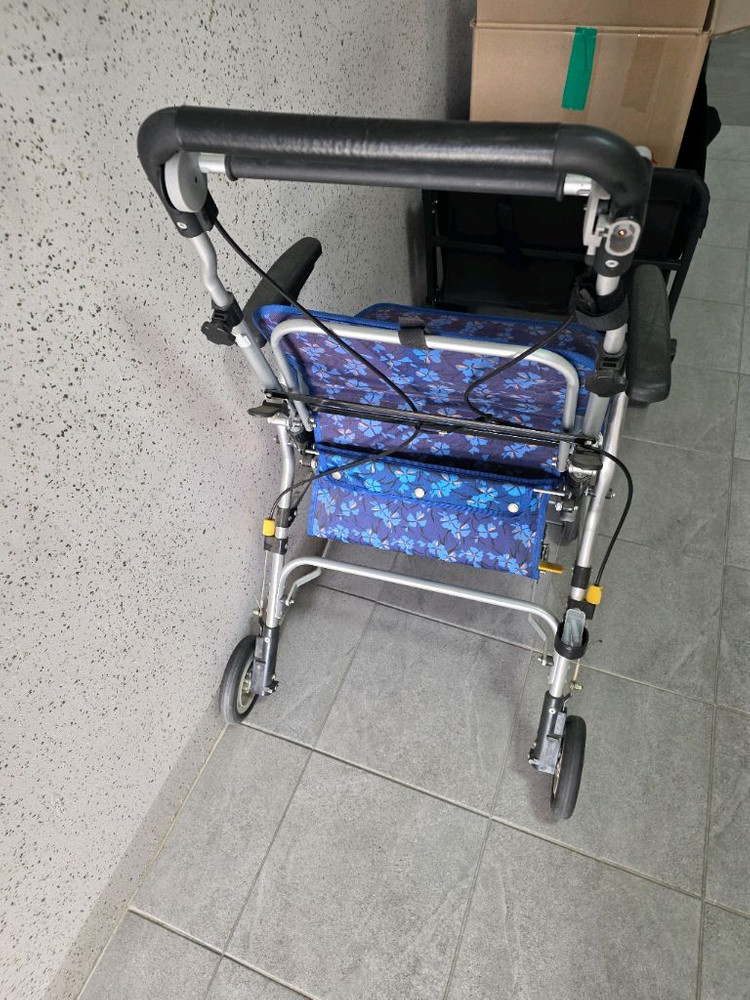 쇼파, 책상, 자전거 거치대, 스탠드 조명, 보행기구, 캐리어--3