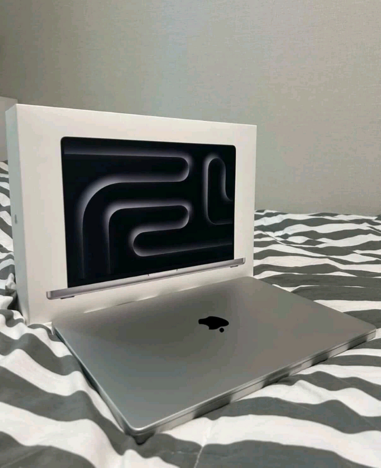 맥북프로M4 16인치 이미지