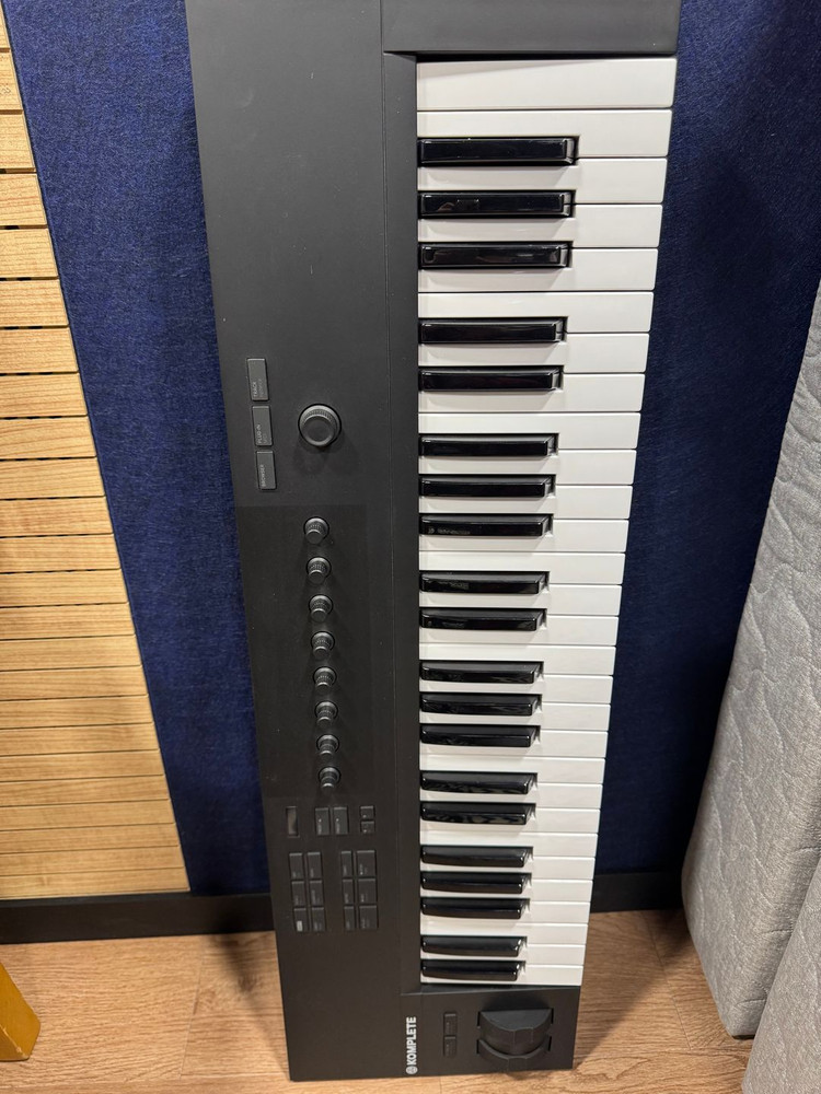 KOMPLETE KONTROL A49 마스터키보드 판매합니다--1