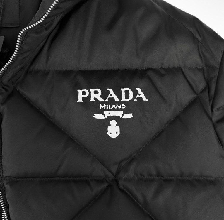 [M] 프라다 남성 리나일론 로고 퀄팅 하이넥 개버딘 숏 패딩 자켓 블랙--4