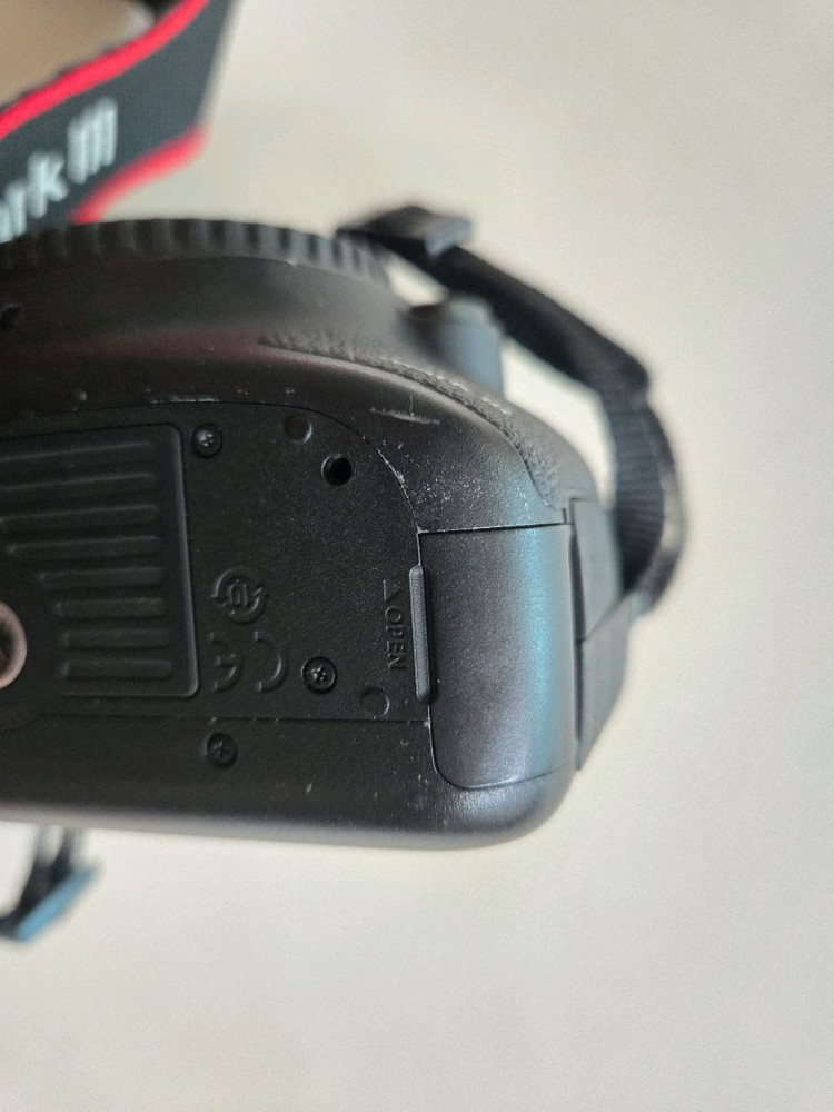 캐논 오두막 신계륵 세로그립 일괄 판매 (5D mark2, 24-70mm f/2.8L II USM, BG-E11)--6