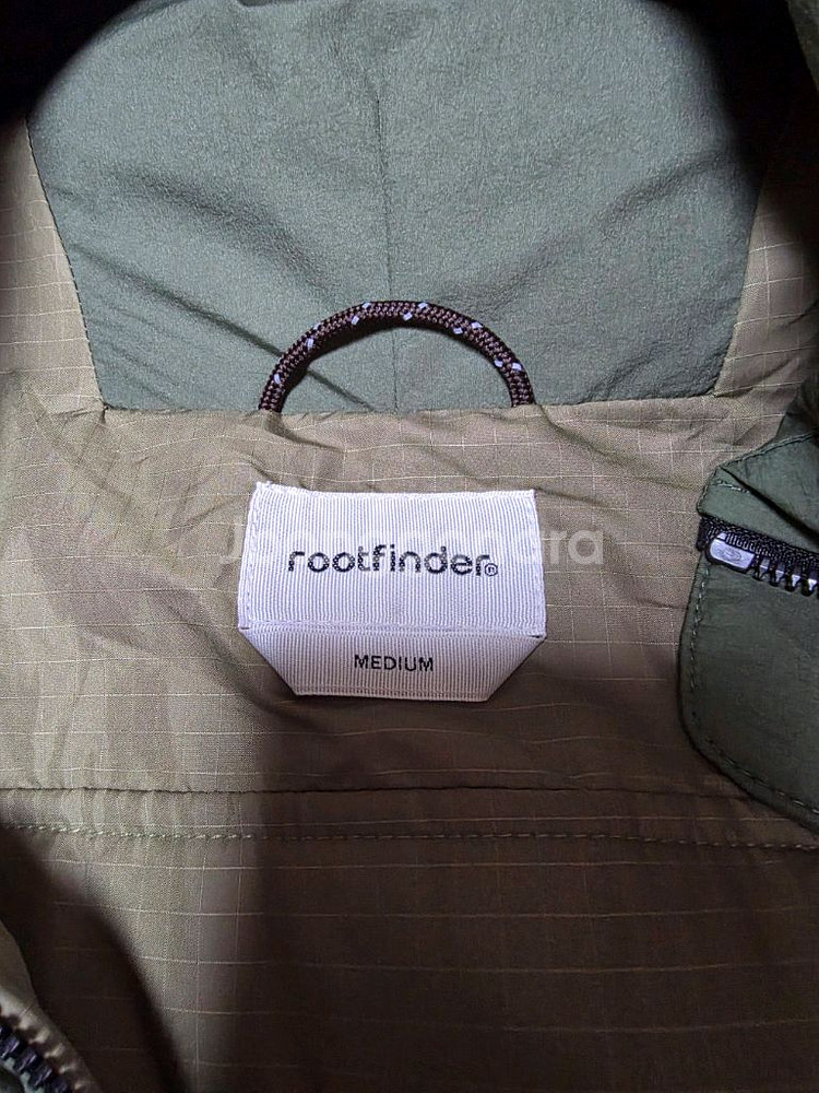 루트파인더 한라산 구스다운 패딩 그린 M 사이즈 100-105목 뒷쪽 약간의 변색 있습니다.상태는 좋은편입니다.안전--2