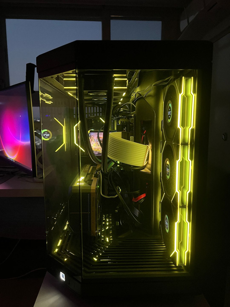 [하이엔드/풀셋] 9950X3D+ 64GB RAM + RTX 5070 Ti 리안리 무선 풀 셋팅 본체 판매합니다 이미지