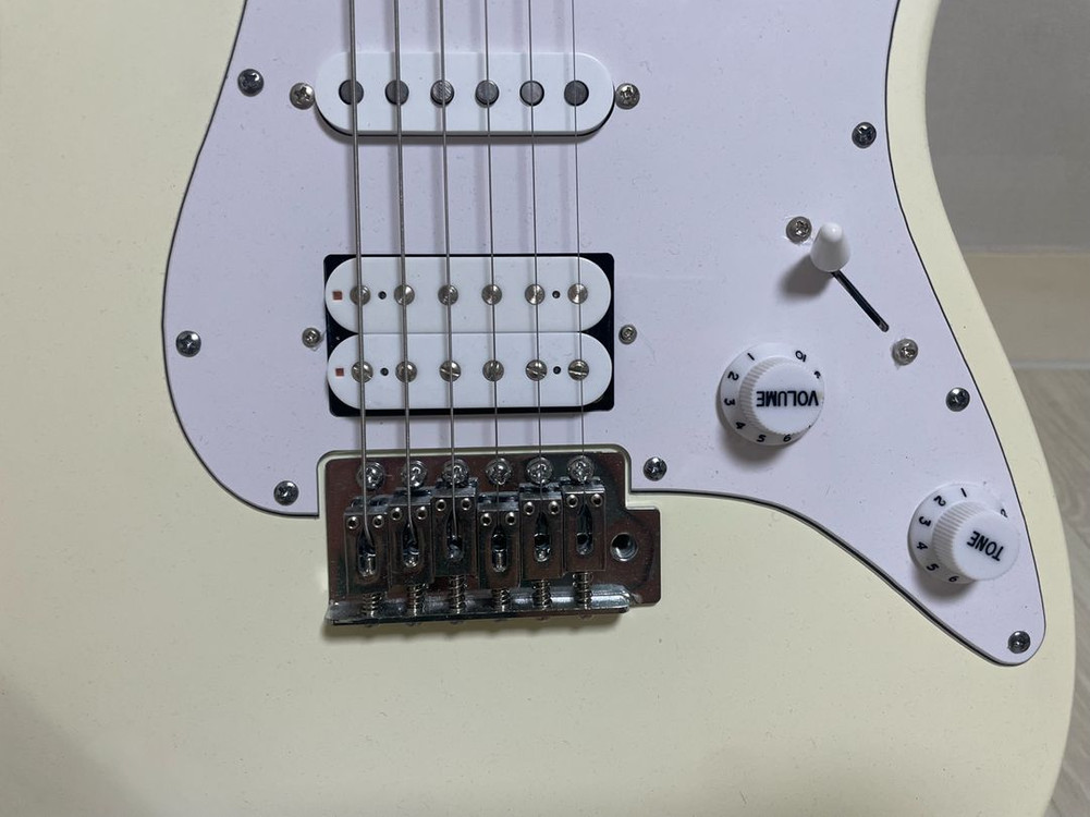 헥스 입문용 일렉기타 E100 이미지