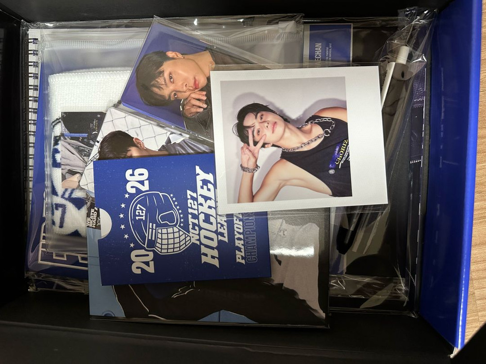 NCT 127 2026 시즌즈 러쉬 홀로그램 굿즈 세트 이미지