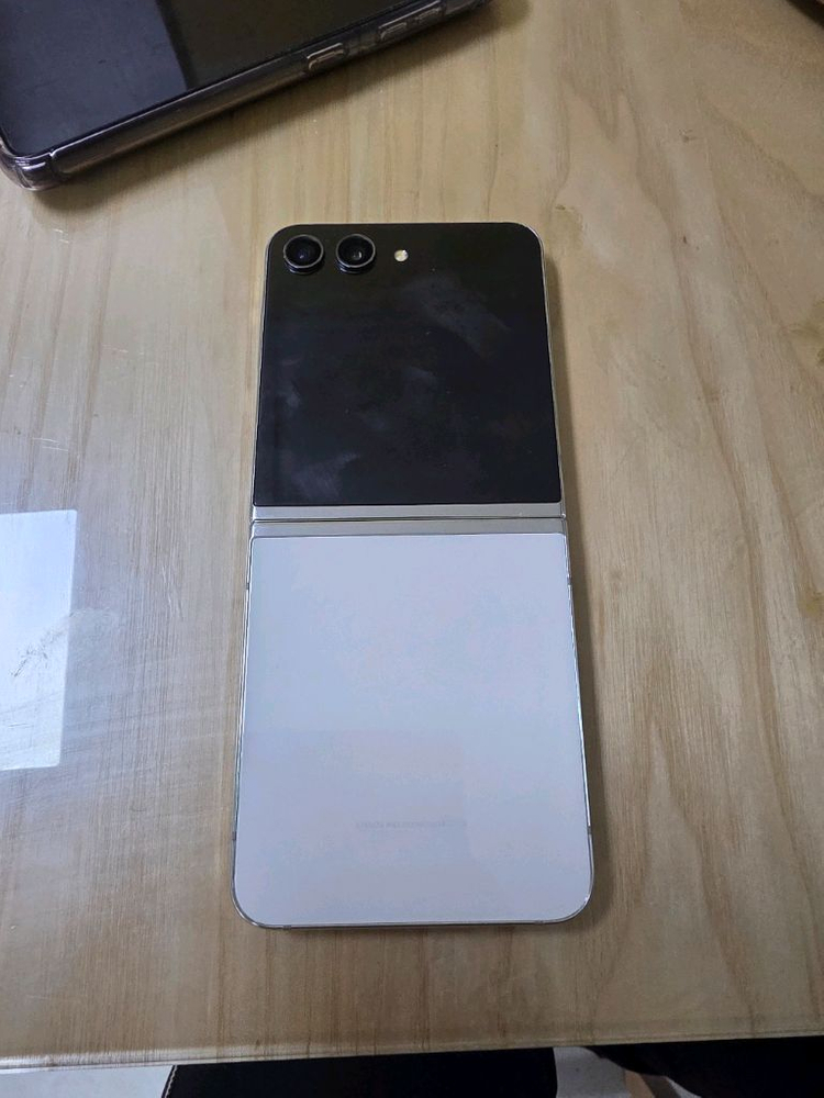 #갤럭시Z플립5 #플립5 #커버화면S급 #터치정상 #부품용 #장난감 #전투용1. 기본정보모델명 삼성 갤럭시 Z 플립 이미지