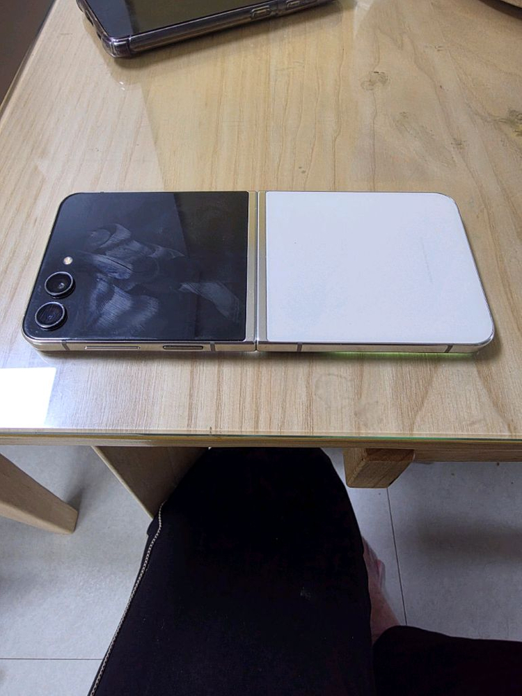 #갤럭시Z플립5 #플립5 #커버화면S급 #터치정상 #부품용 #장난감 #전투용1. 기본정보모델명 삼성 갤럭시 Z 플립 이미지