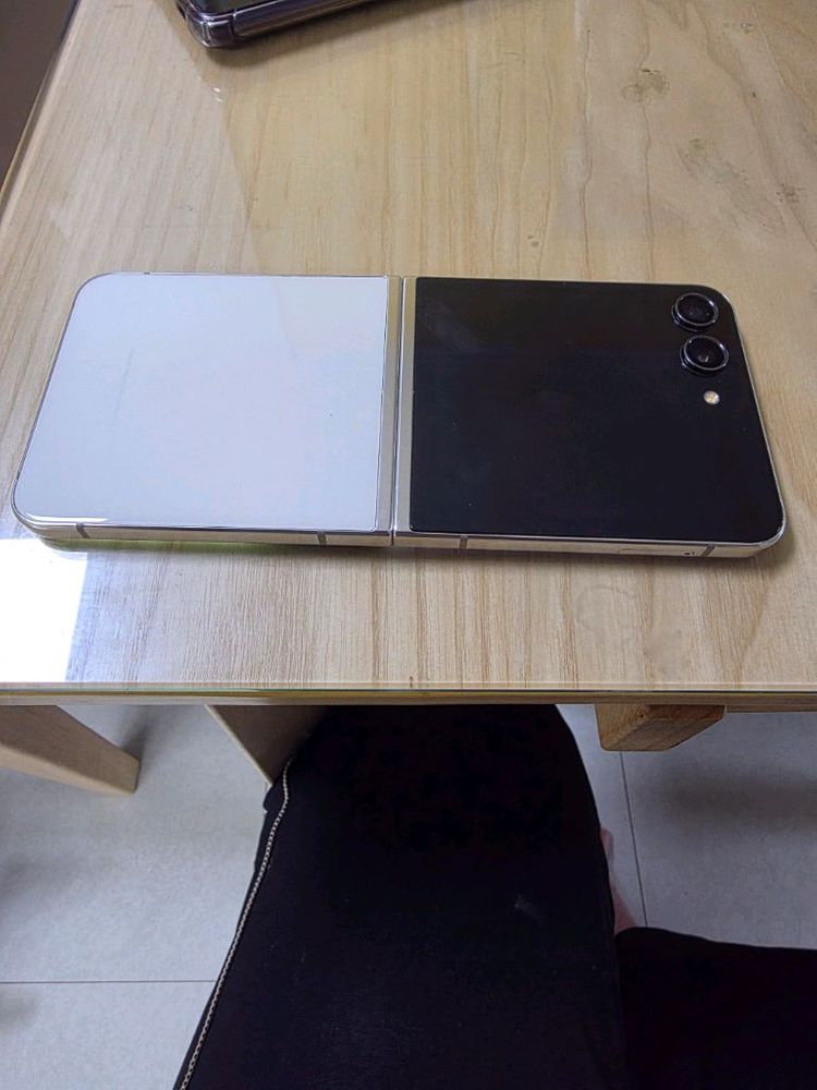 #갤럭시Z플립5 #플립5 #커버화면S급 #터치정상 #부품용 #장난감 #전투용1. 기본정보모델명 삼성 갤럭시 Z 플립 이미지