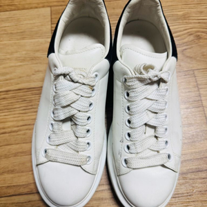 알렉산더맥퀸 스니커즈 235 사이즈 졍품