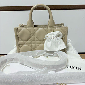 디올 북토트백 미니 레더 파우더베이지 풀구성 팝니다.