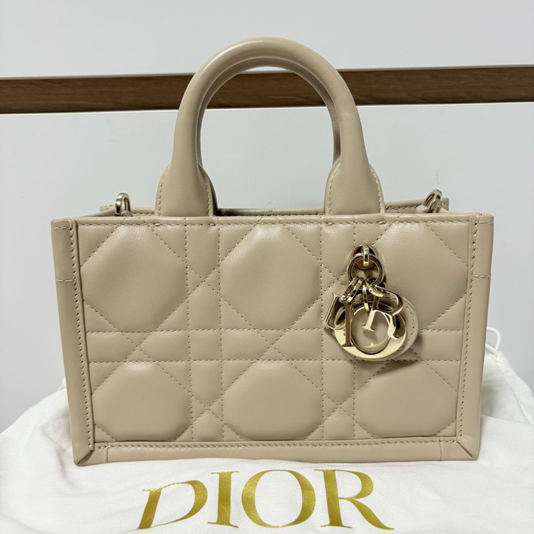 디올 북토트백 미니 레더 파우더베이지 풀구성 팝니다.--1