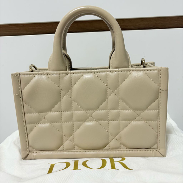 디올 북토트백 미니 레더 파우더베이지 풀구성 팝니다.--2