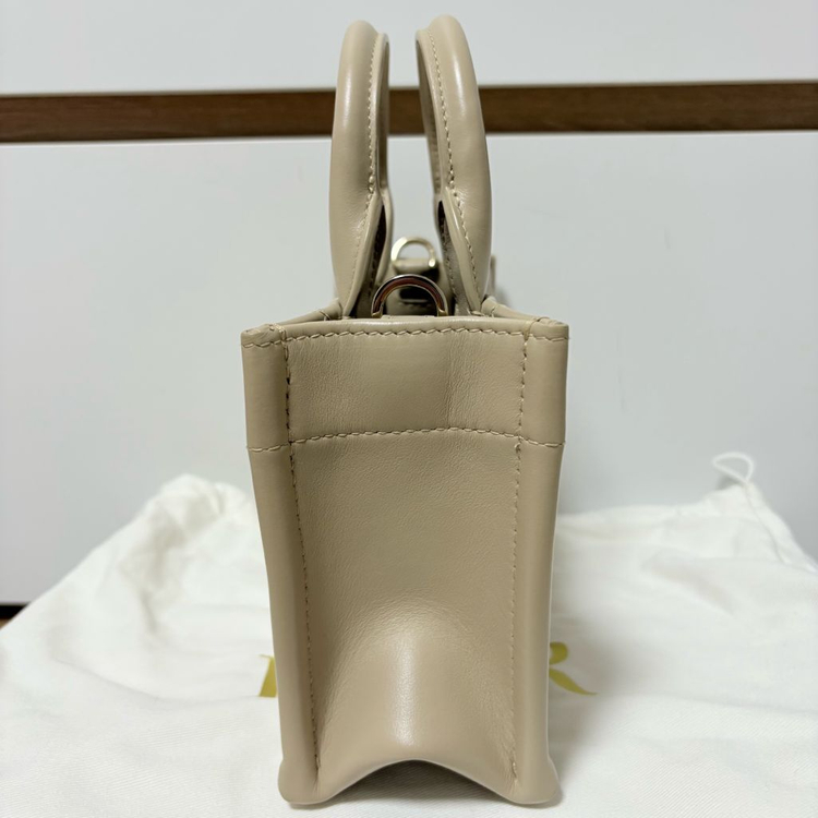 디올 북토트백 미니 레더 파우더베이지 풀구성 팝니다.--3