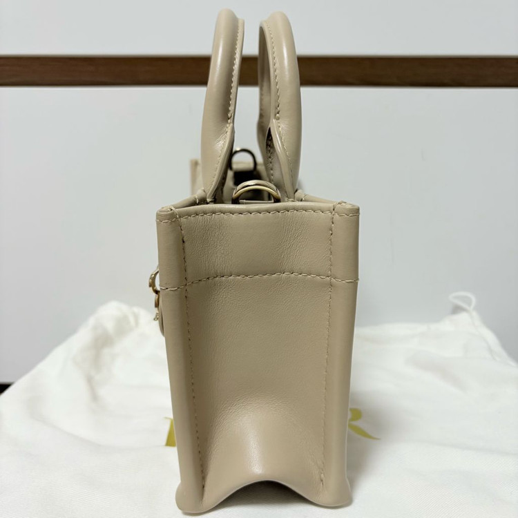 디올 북토트백 미니 레더 파우더베이지 풀구성 팝니다.--4