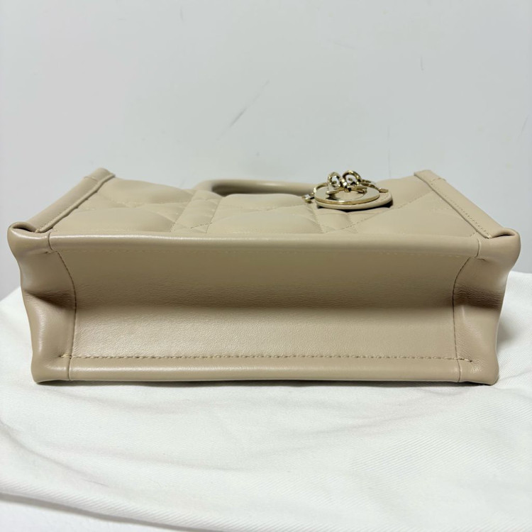 디올 북토트백 미니 레더 파우더베이지 풀구성 팝니다.--5