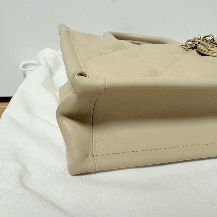 디올 북토트백 미니 레더 파우더베이지 풀구성 팝니다.--6