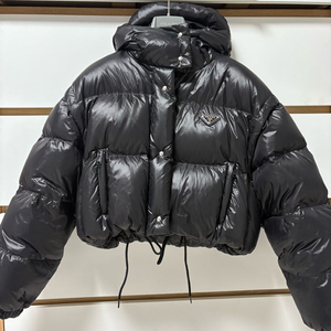 프라다 리나일론 컨버터블 크롭 후드 패딩 다운 재킷 팝니다.