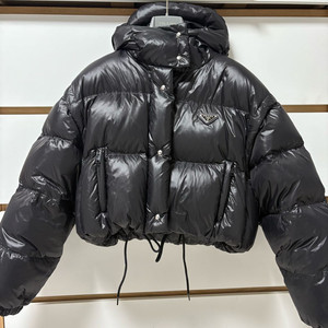 프라다 리나일론 컨버터블 크롭 후드 패딩 다운 재킷 팝니다.