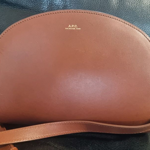 APC아페쎄 하프문 브라운 이미지