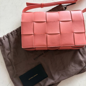 보테가베네타 카세트백 피치 색상