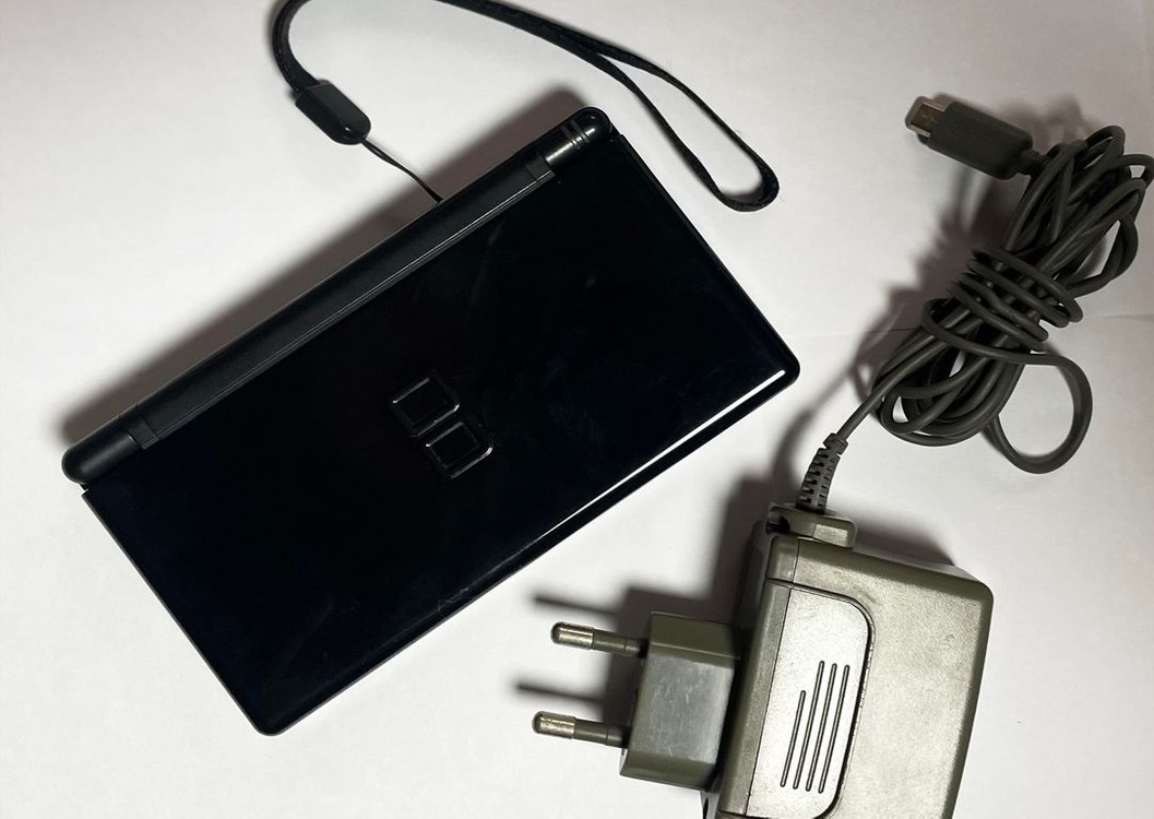 닌텐도 DS 팝니다 게임은 내장 20개 정도 되는것 같습니다--1